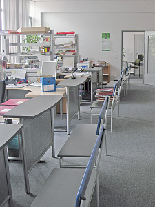 Großraumbüro mit mehreren Arbeitsplätzen