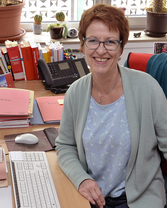 Porträt von Doris Hülsmeier, am Schreibtisch