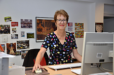 Doris Hülsmeier an ihrem Schreibtisch