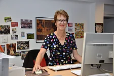 Doris Hülsmeier an ihrem Schreibtisch