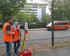 Hanin Alkourdi mit ihrem Auszubildenden an einem Tachymeter