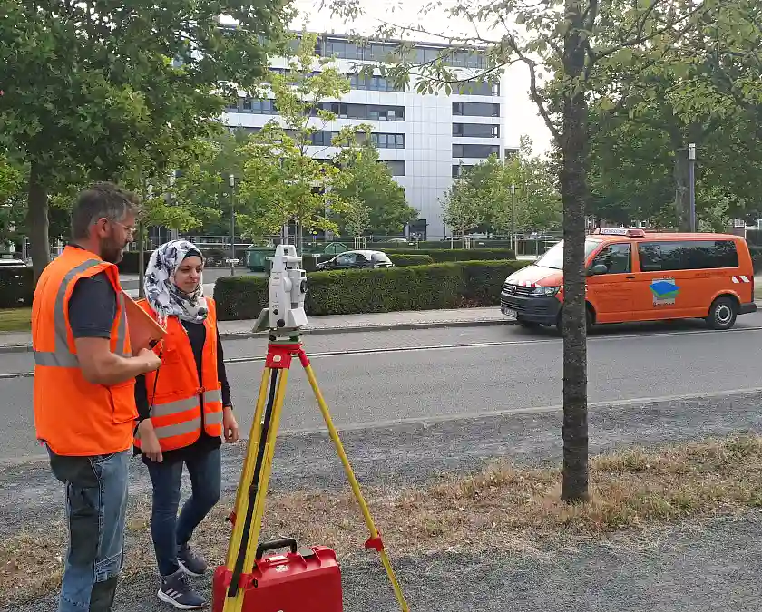 Hanin Alkourdi mit ihrem Auszubildenden an einem Tachymeter