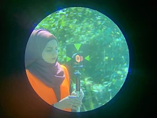 Hanin Alkourdi - fotografiert durch ein Nivelliergerät