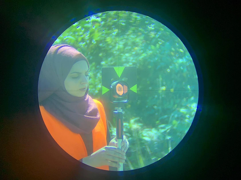 Hanin Alkourdi - fotografiert durch ein Nivelliergerät