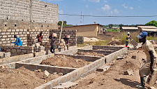Bau des Fundaments der Herberge in Benin