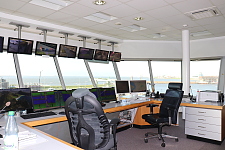 Der Arbeitspltz des Schleusenaufsehers. Hier sind viele Monitore zur Überwachung von Hafenanlagen angebracht. Außerdem ist der Arbeitsplatz rundum verglast.