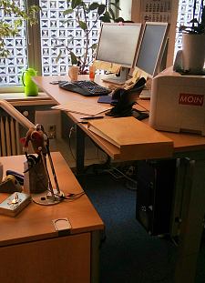 Büroarbeitsplatz mit höhenverstellbarem Schreibtisch