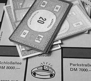 Spielgeldscheine auf den Monopoly-Feldern Schlossalle und Parkstraße.