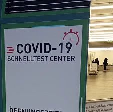 Werbetafel eines Testzentrums