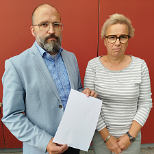 Lars Hartwig, Vorsitzender des Gesamtpersonalrats und Anne-Katrin Rieke-Brodda, Vertreterin der Beamt:innen, schauen grimmig in die Kamera 
