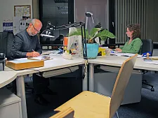 2 Sachbearbeiter am Schreibtisch in der ZAST