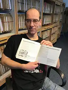 Burkhard Winsemann zeigt die (ur)alte Broschüre "Wir fragen das Stadtamt"