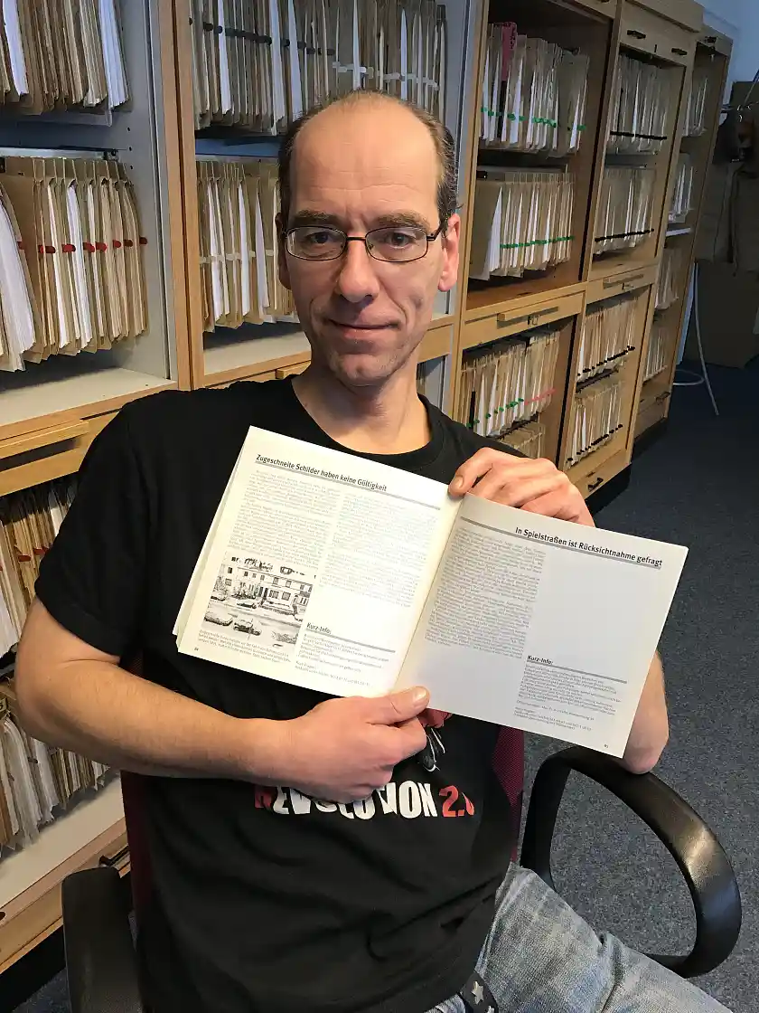 Burkhard Winsemann zeigt die (ur)alte Broschüre "Wir fragen das Stadtamt"