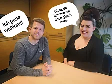 Feli Smidt und Nils Schröder sitzend am Tisch mit der Aufforderung an junge Wahlberechtigte, wählen zu gehen!