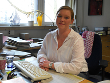 Jana Holtz an ihrem Schreibtisch