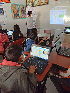 Kinder beim Unterricht am Laptop