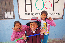 Kinder vor dem HOOP-Logo