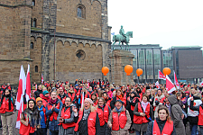 Kolleginnen und Kollegen von KiTa Bremen vor dem Rathaus