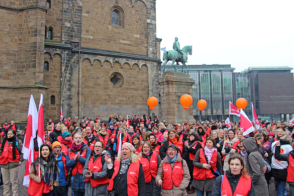 Kolleginnen und Kollegen von KiTa Bremen vor dem Rathaus