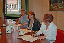 Doris Hülsmeier, Karoline Linnert und André Schlüter unterzeichnen die Dienstvereinbarung