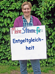 Janina Lange mit Schild: Meine Stimme für...