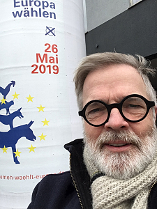 Horst Seele-Liebetanz vor einer Europawahl-Litfaßsäule