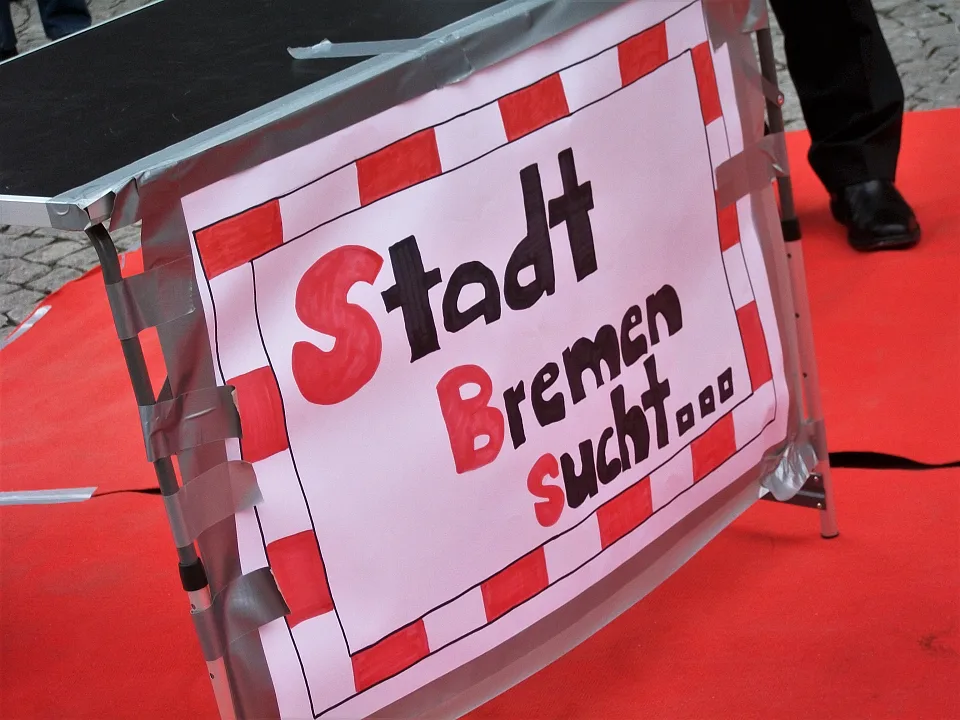 Schild mit Speckflagge und Schriftzug 