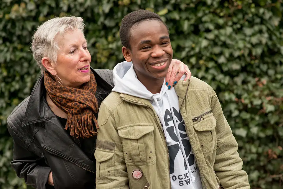 Frau und junger Mann