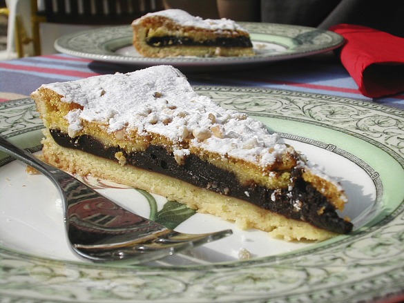 ein Stück Kuchen auf dem Teller
