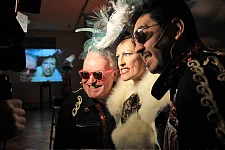 3 Schauspieler in einer Szene einer Oper