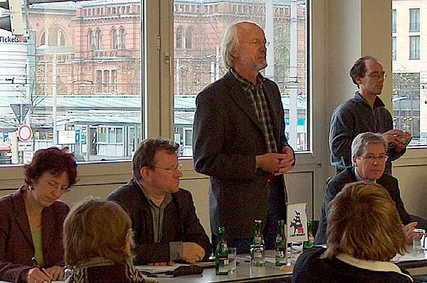 Auf dem Podium von links nach rechts: Doris Hülsmeier, Jürgen Schmidt, Edmund Mevissen und Bürgermeister Jens Böhrnsen