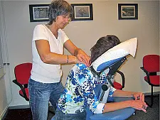 Masseurin massiert eine Beschäftigte