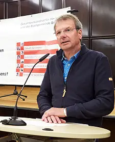 Matthias Buckner am Redepult