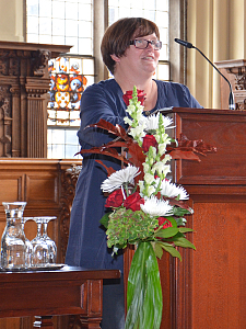 Ina Menzel redet am Stehpult in der oberen Rathaushalle