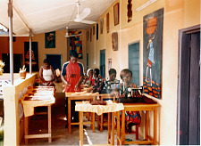 Foto zeigt Frauen, die an Nähmaschinen arbeiten