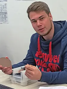 Niclas Schwarz ist Auszubildender zum Mikrotechnologen 
