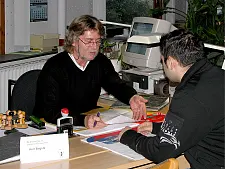 Darstellung einer Beratungssituation zwischen Sacharbeiter und Bürger