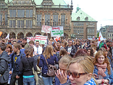 SchülerInnen mit Transparenten auf dem Bremer Marktplatz bei einem Schulstreik