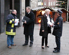 Bürgerschaftsabgeordnete sprechen mit Kollegen von Polizei und Feuerwehr