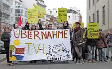 Viele Auszubildende mit Transparenten bei der Demonstration 