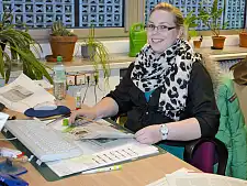 Julia Priebe am Schreibtisch