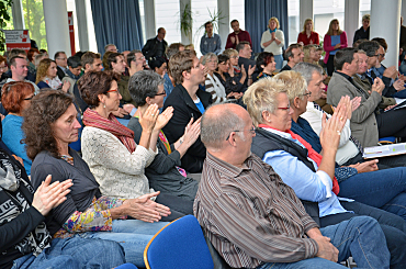 TeilnehmerInnen klatschen Beifall