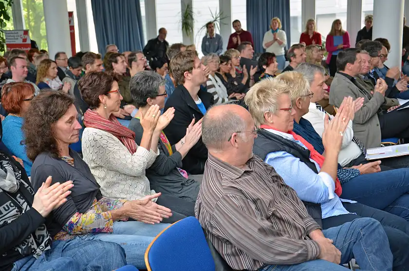 TeilnehmerInnen klatschen Beifall