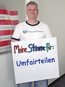 Rolf Rohde mit Schild: Meine Stimme für...
