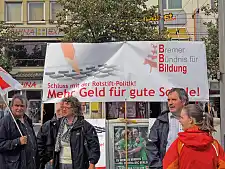 Protestierende für mehr Geld für gute Schule