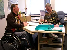 Beratungssituation im Integrationsamt zwischen Sacharbeiterin und Bürger