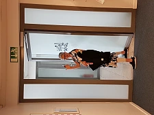 Saskia öffnet die Tür und geht