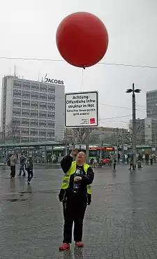 Kollegin lässt einen großen Ballon steigen