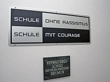Schild "Schule ohne Rassismus"