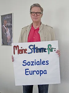 Horst Seele-Liebetanz mit Schild: Meine Stimme für...